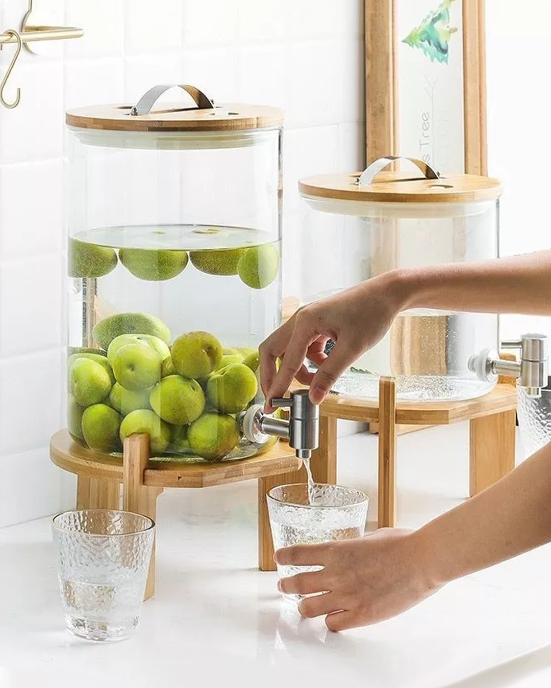 𝗢𝗦𝗔𝗞𝗔 𝟵, 𝟳 𝗬 𝟱 𝗟𝘁𝘀. - Dispensador apto para líquidos calientes 🔥 Vidrio borosilicato con caño de acero. Tapa hermética. Base de madera.