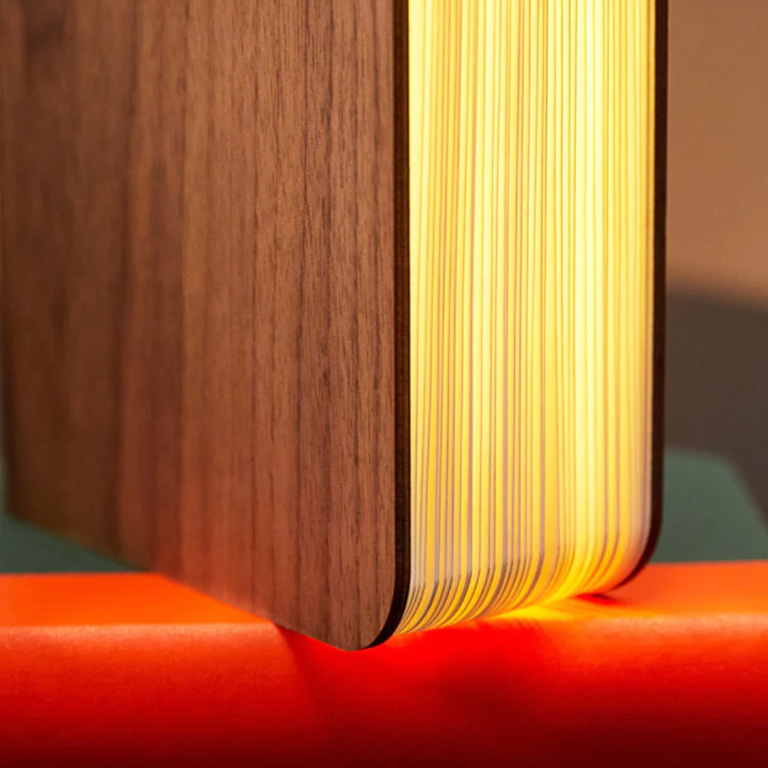 LAMPARA EN FORMA LIBRO. LAMPARA LED DE DISEÑO PORTATIL Y RECARGABLE.