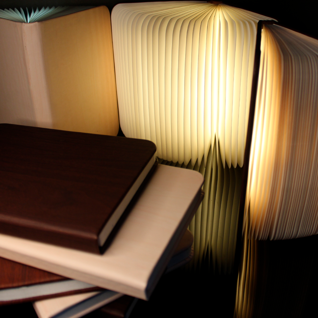 LAMPARA EN FORMA LIBRO. LAMPARA LED DE DISEÑO PORTATIL Y RECARGABLE.