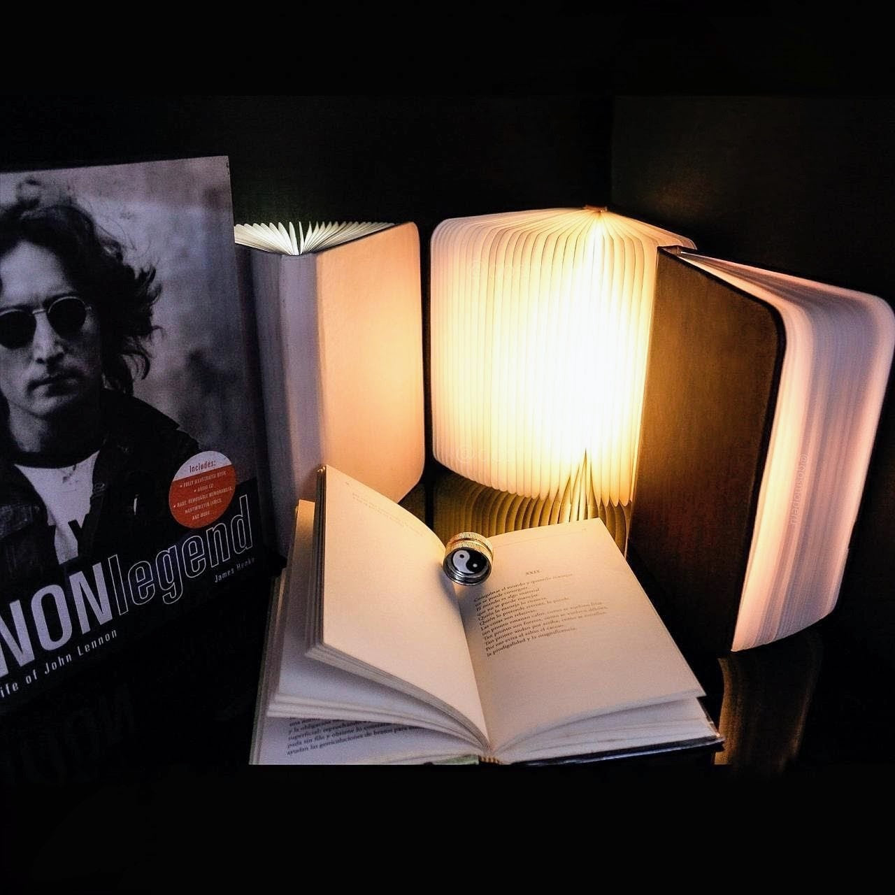 LAMPARA EN FORMA LIBRO. LAMPARA LED DE DISEÑO PORTATIL Y RECARGABLE.