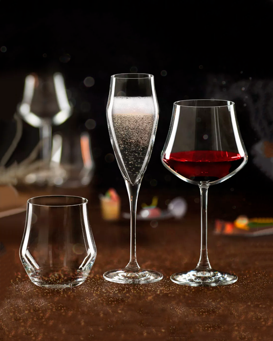 Set de cristalería europea 18 piezas: copas vino tinto, champagne y vasos bajos.