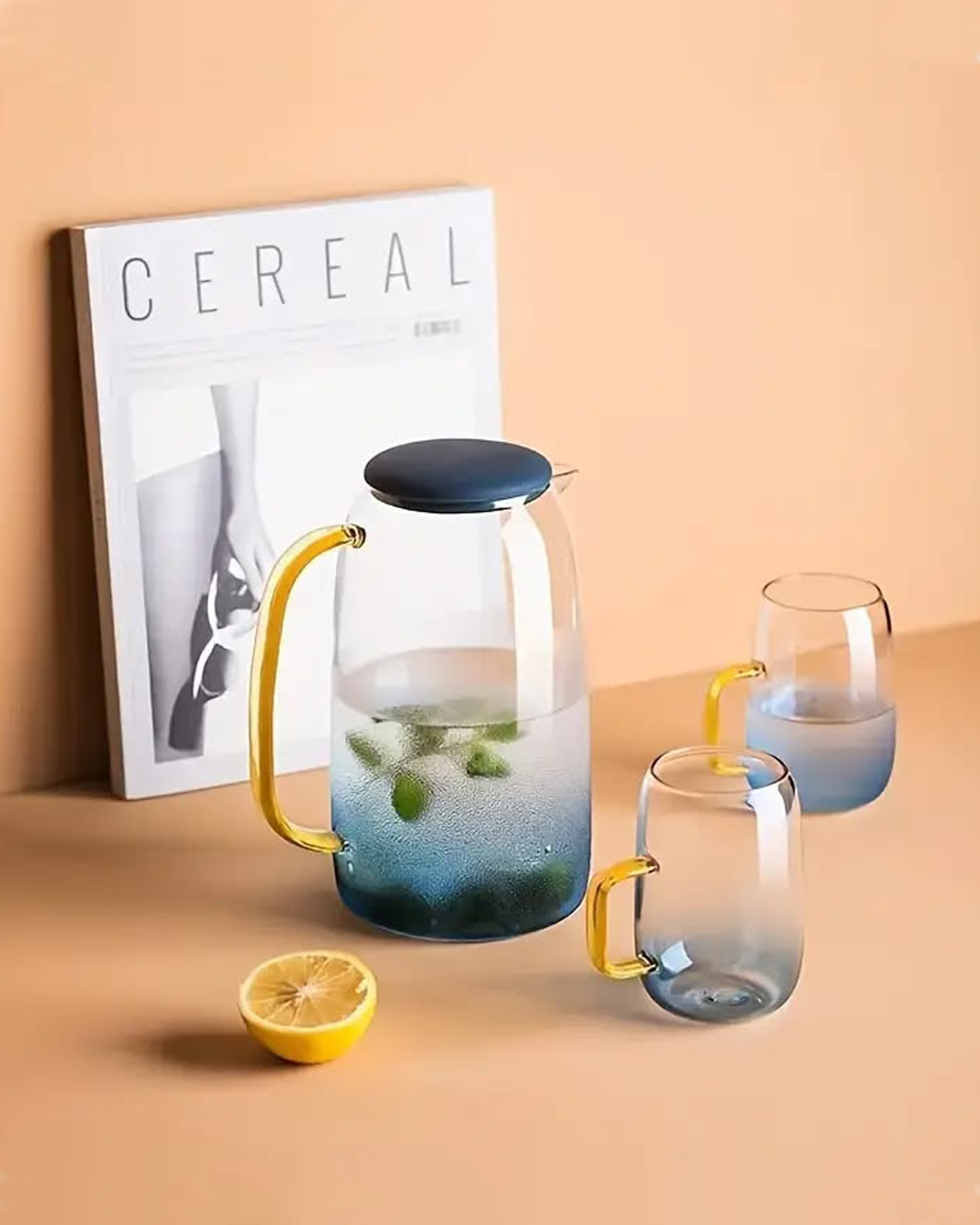 DEGRADÉ AZUL Set jarra de vidrio borosilicato 1.5L con 4 jars / tazas. Color: incoloro/celeste/azul con asas doradas - QOSMO PERU