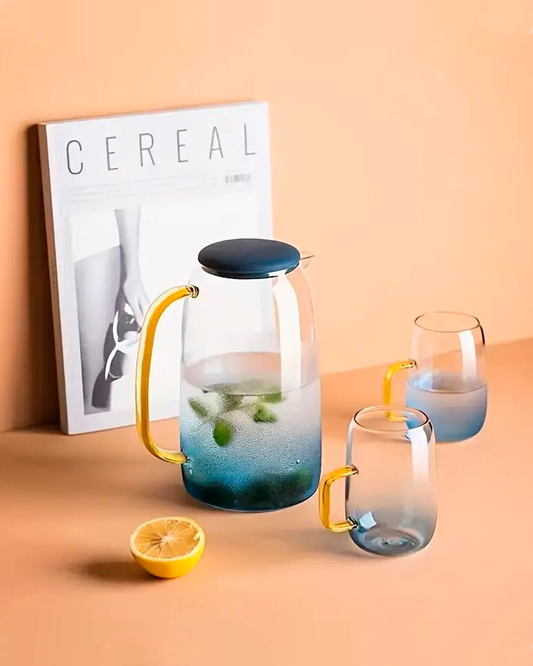 DEGRADÉ AZUL Set jarra de vidrio borosilicato 1.5L con 4 jars / tazas. Color: incoloro/celeste/azul con asas doradas - QOSMO PERU