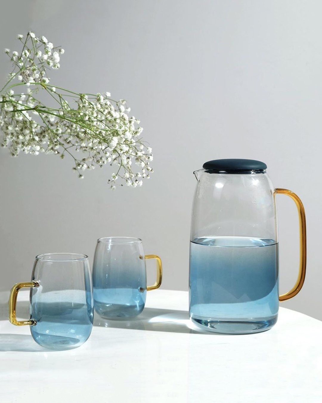 Set Degradé jarra de vidrio borosilicato 1.5L con 4 jars / tazas. Color: incoloro/celeste/azul con asas doradas - QOSMO PERU
