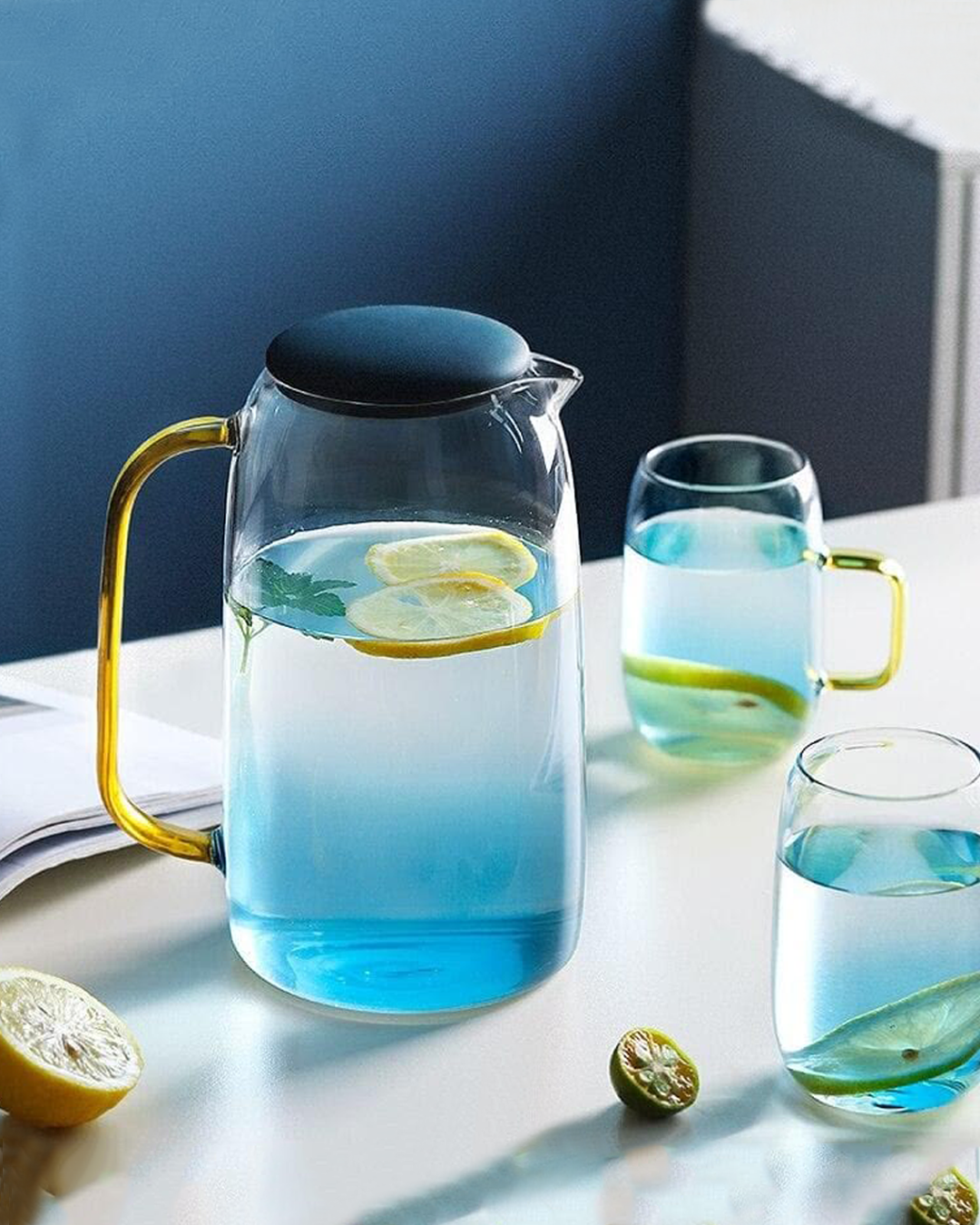 DEGRADÉ AZUL Set jarra de vidrio borosilicato 1.5L con 4 jars / tazas. Color: incoloro/celeste/azul con asas doradas - QOSMO PERU