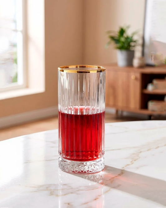 Elegante vaso largo con superficie acanalada, base diamantada y  borde dorado.   Capacidad: 365 ml. Hecho en Turquia. QOSMOPERU
