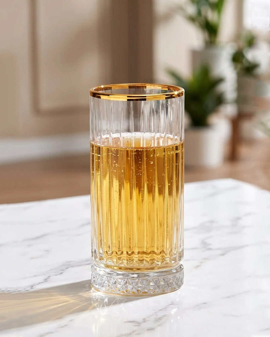 Elegante vaso largo con superficie acanalada, base diamantada y  borde dorado.   Capacidad: 365 ml. Hecho en Turquia. QOSMOPERU