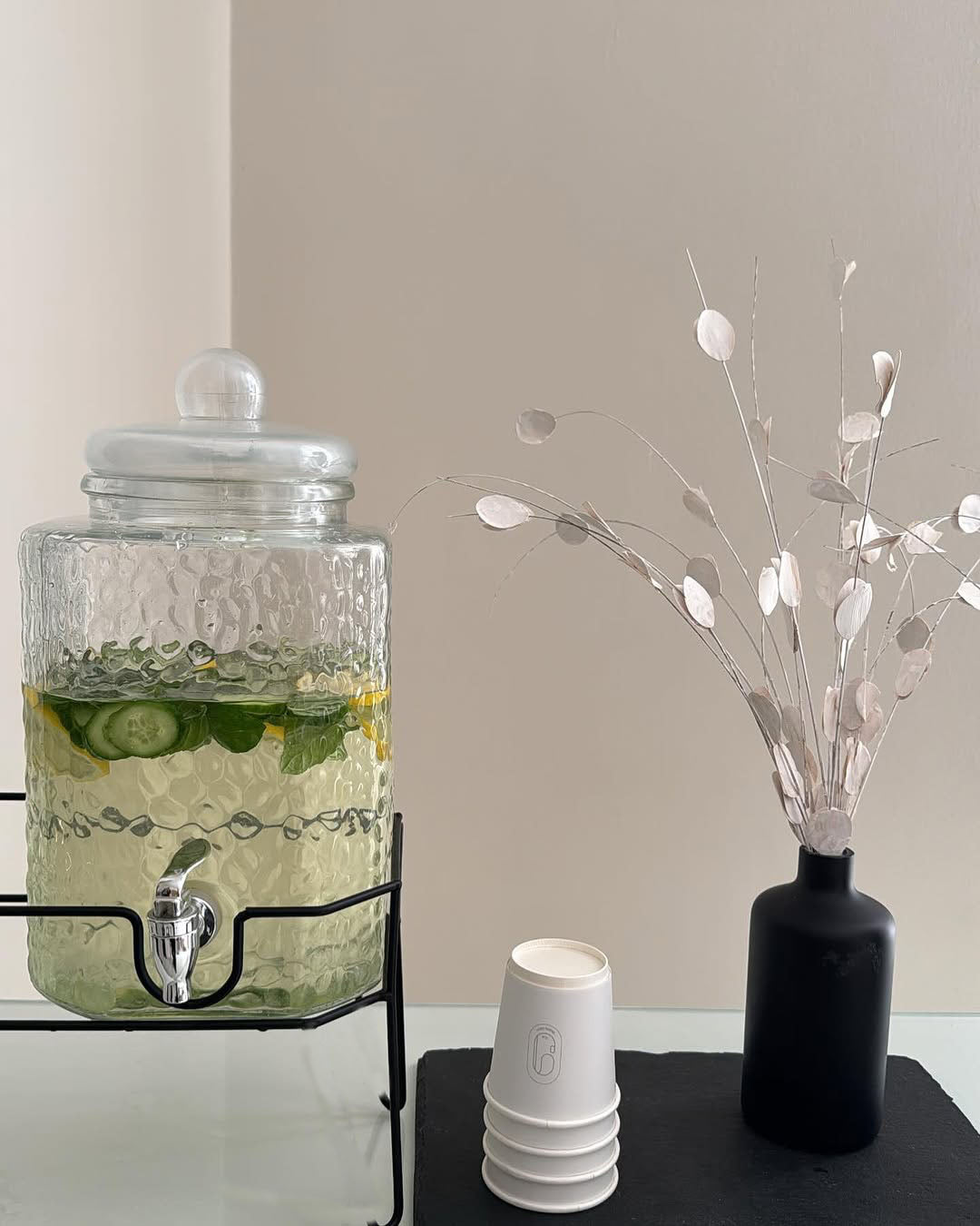 𝗛𝗔𝗠𝗠𝗘𝗥𝗘𝗗 𝟲 𝗟𝘁𝘀. 𝘆 𝟭𝟬 𝗟𝘁𝘀. - Dispensador de vidrio con soporte de metal.