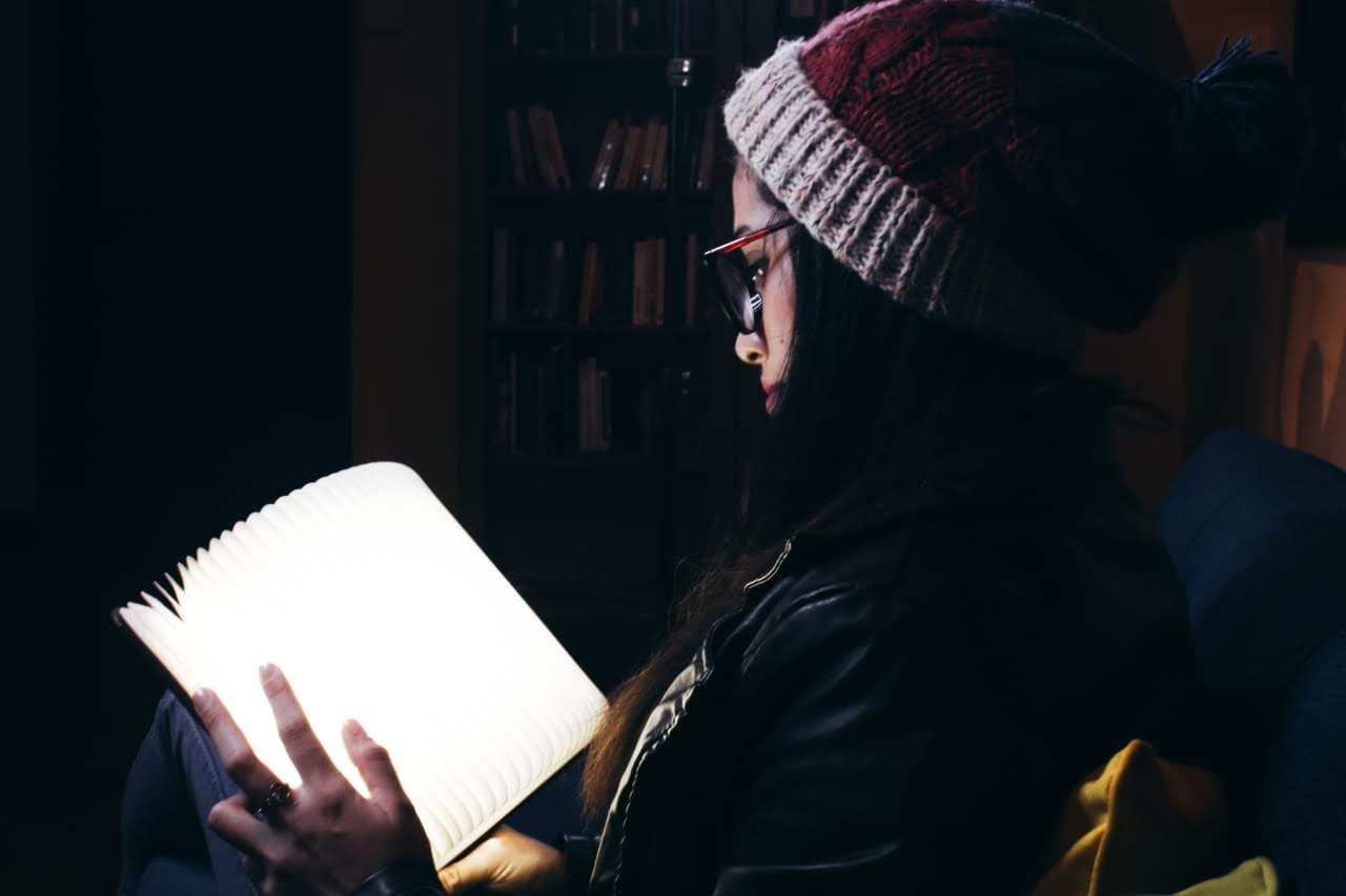 LAMPARA EN FORMA LIBRO. LAMPARA LED DE DISEÑO PORTATIL Y RECARGABLE.