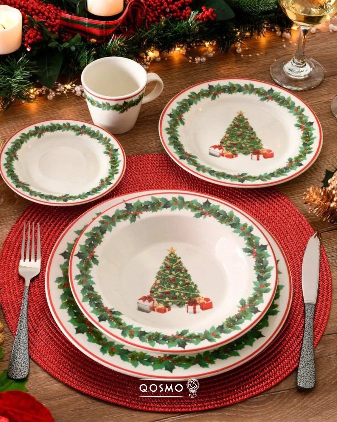 vajilla navideña con diseño de árbol de Navidad verde y corona de guirnalda con adornos vallas rojas. Loza marca Corona.