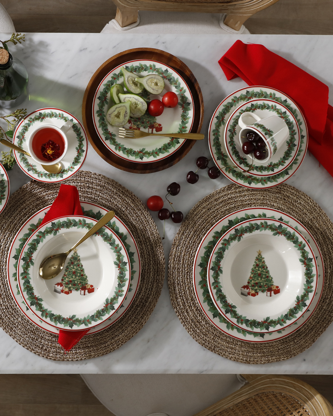 vajilla navideña con diseño de árbol de Navidad verde y corona de guirnalda con adornos vallas rojas. Loza marca Corona.