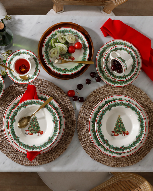 vajilla navideña con diseño de árbol de Navidad verde y corona de guirnalda con adornos vallas rojas. Loza marca Corona.