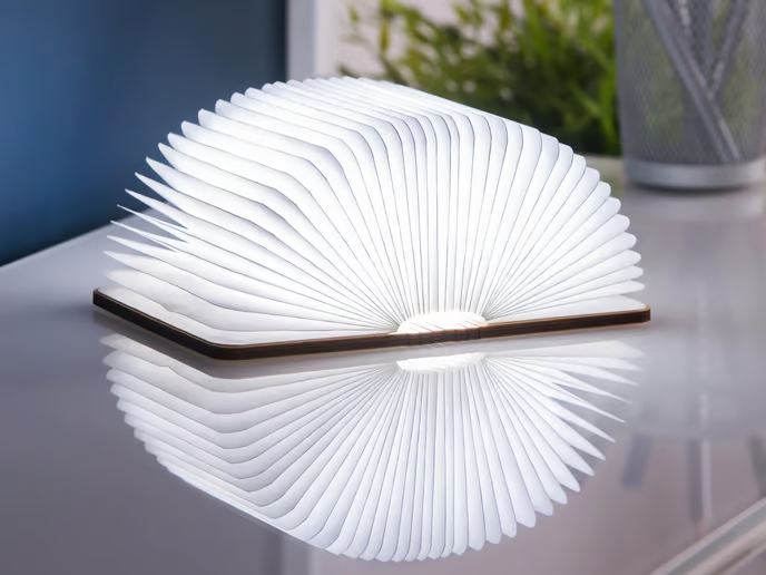 LAMPARA EN FORMA LIBRO. LAMPARA LED DE DISEÑO PORTATIL Y RECARGABLE.