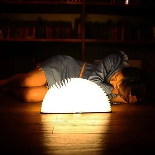 LAMPARA EN FORMA LIBRO. LAMPARA LED DE DISEÑO PORTATIL Y RECARGABLE.