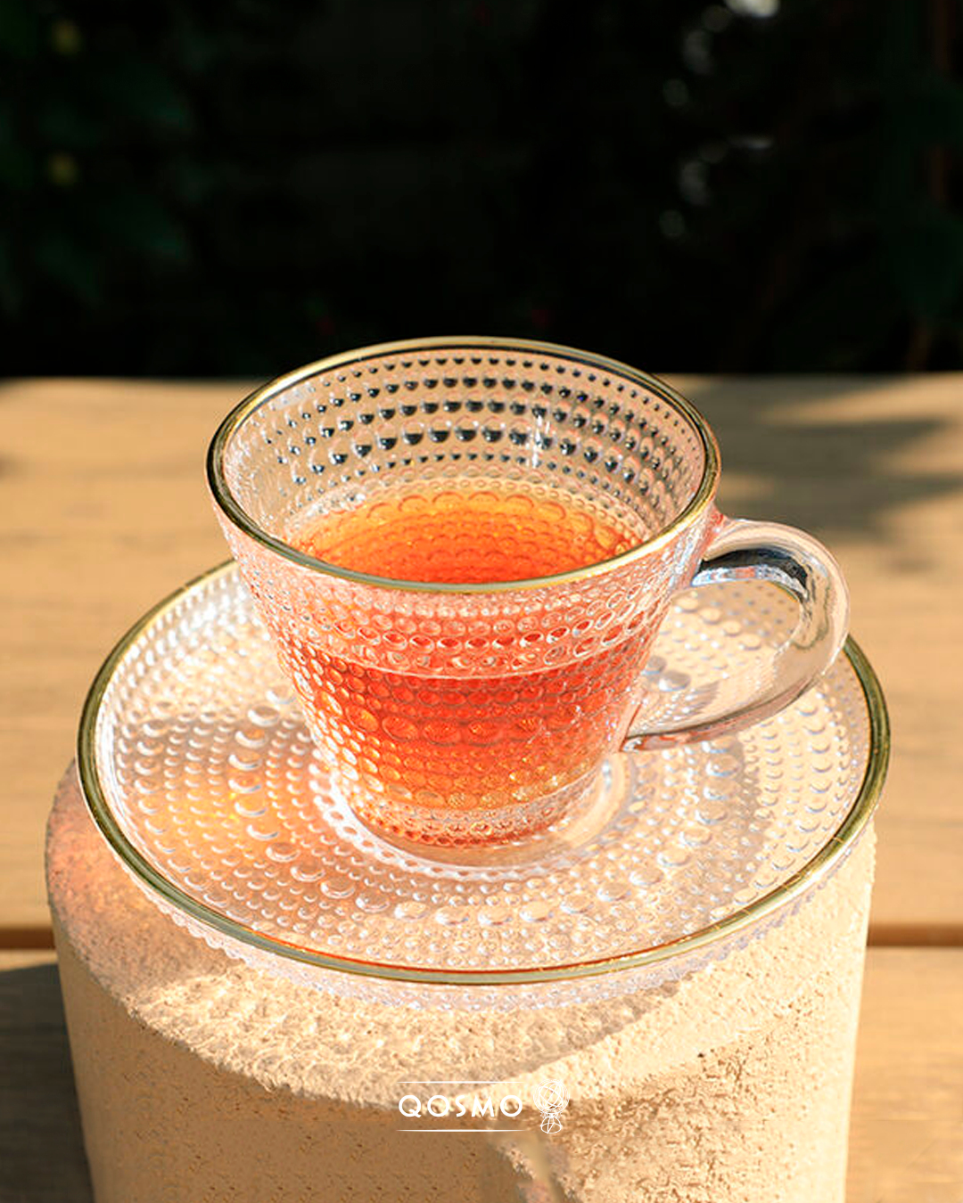 Set de taza y plato de vidrio con filos dorados, capacidad 185 ml - QOSMO PERU