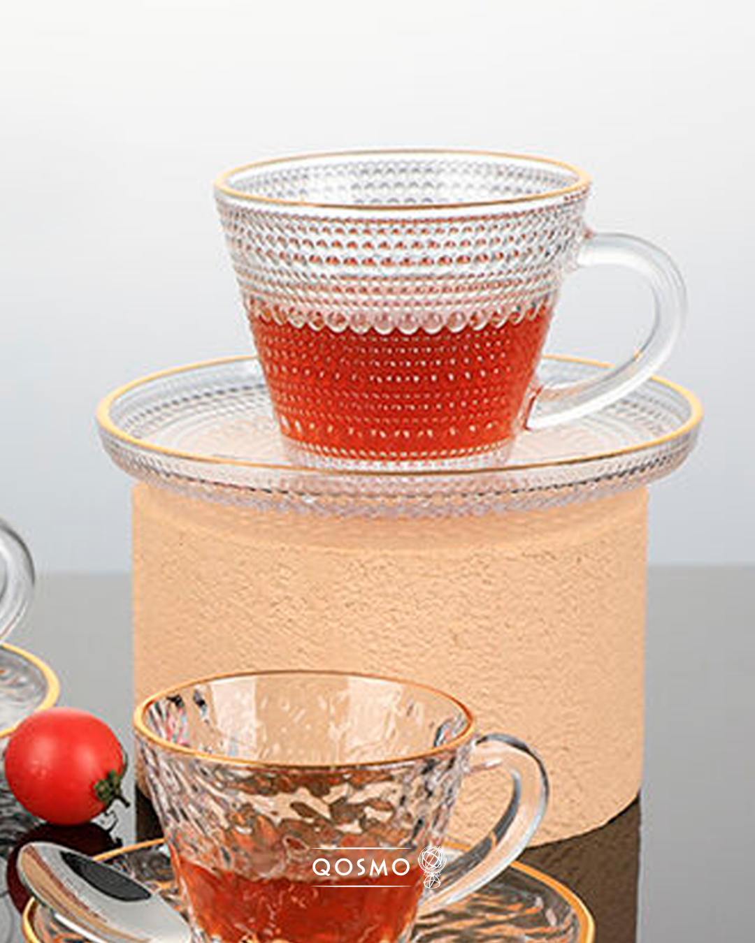 Set de taza y plato de vidrio con filos dorados, capacidad 185 ml - QOSMO PERU