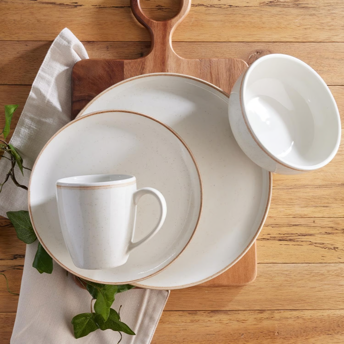 Vajilla Corona Caoba Beige: platos, cerealeros y mugs en azul con borde marrón.