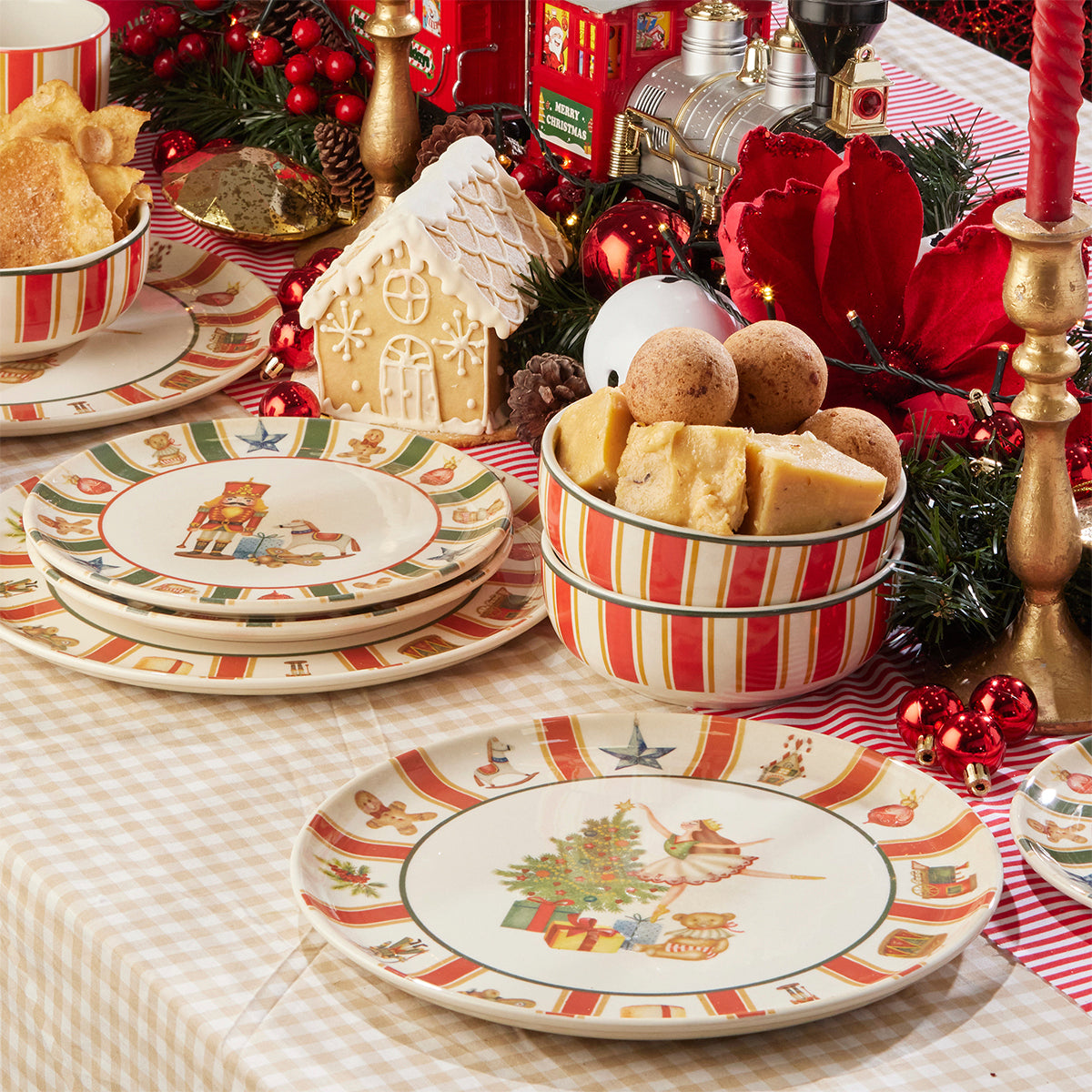 Cascanueces. Toys Holidays. Vajilla Navideña CORONA. 16 piezas, 4 puestos. Platos tendido, platos postre, tazas y bolos.