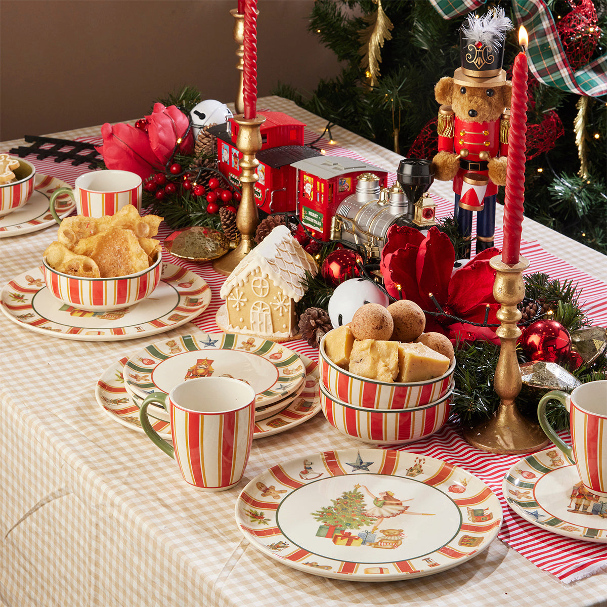Cascanueces. Toys Holidays. Vajilla Navideña CORONA. 16 piezas, 4 puestos. Platos tendido, platos postre, tazas y bolos.