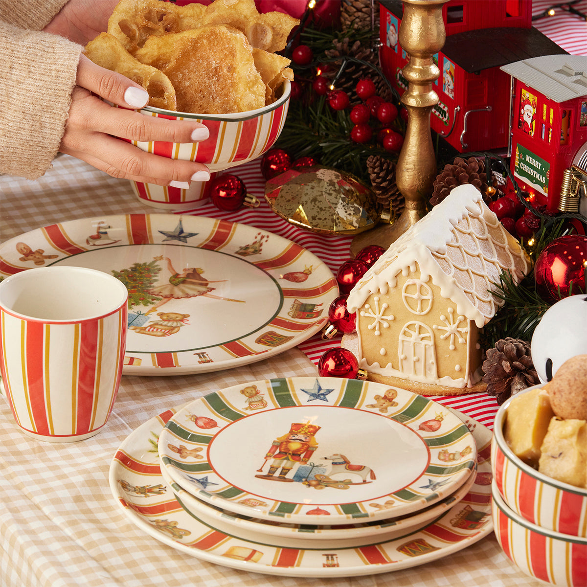 Cascanueces. Toys Holidays. Vajilla Navideña CORONA. 16 piezas, 4 puestos. Platos tendido, platos postre, tazas y bolos.