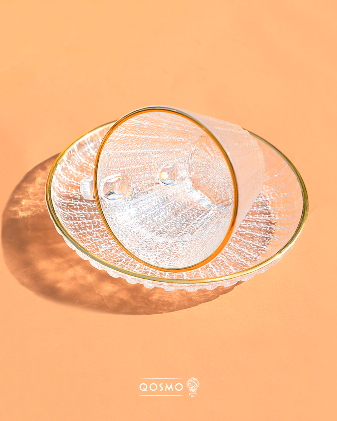 Taza y plato de vidrio CRAQUELADO con filos dorados, capacidad 185 ml - QOSMO PERU