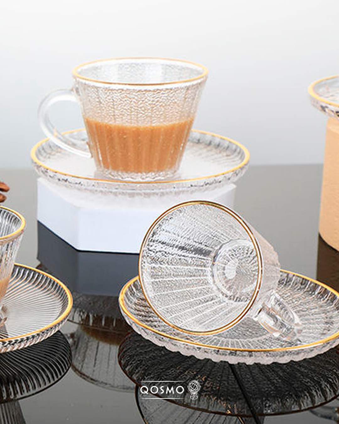 Taza y plato de vidrio CRAQUELADO con filos dorados, capacidad 185 ml - QOSMO PERU