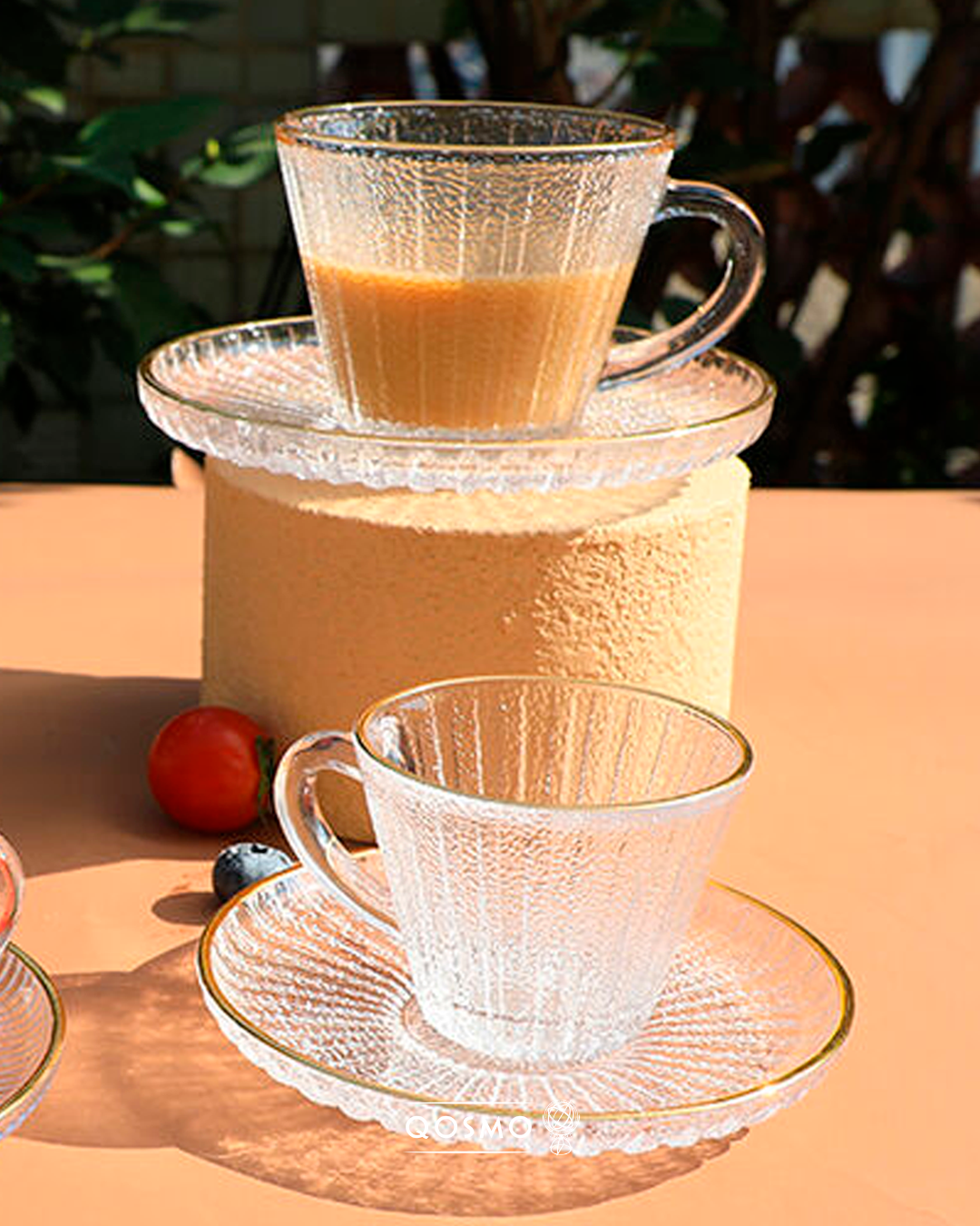 Set de taza y plato de vidrio con filos dorados, capacidad 185 ml - QOSMO PERU