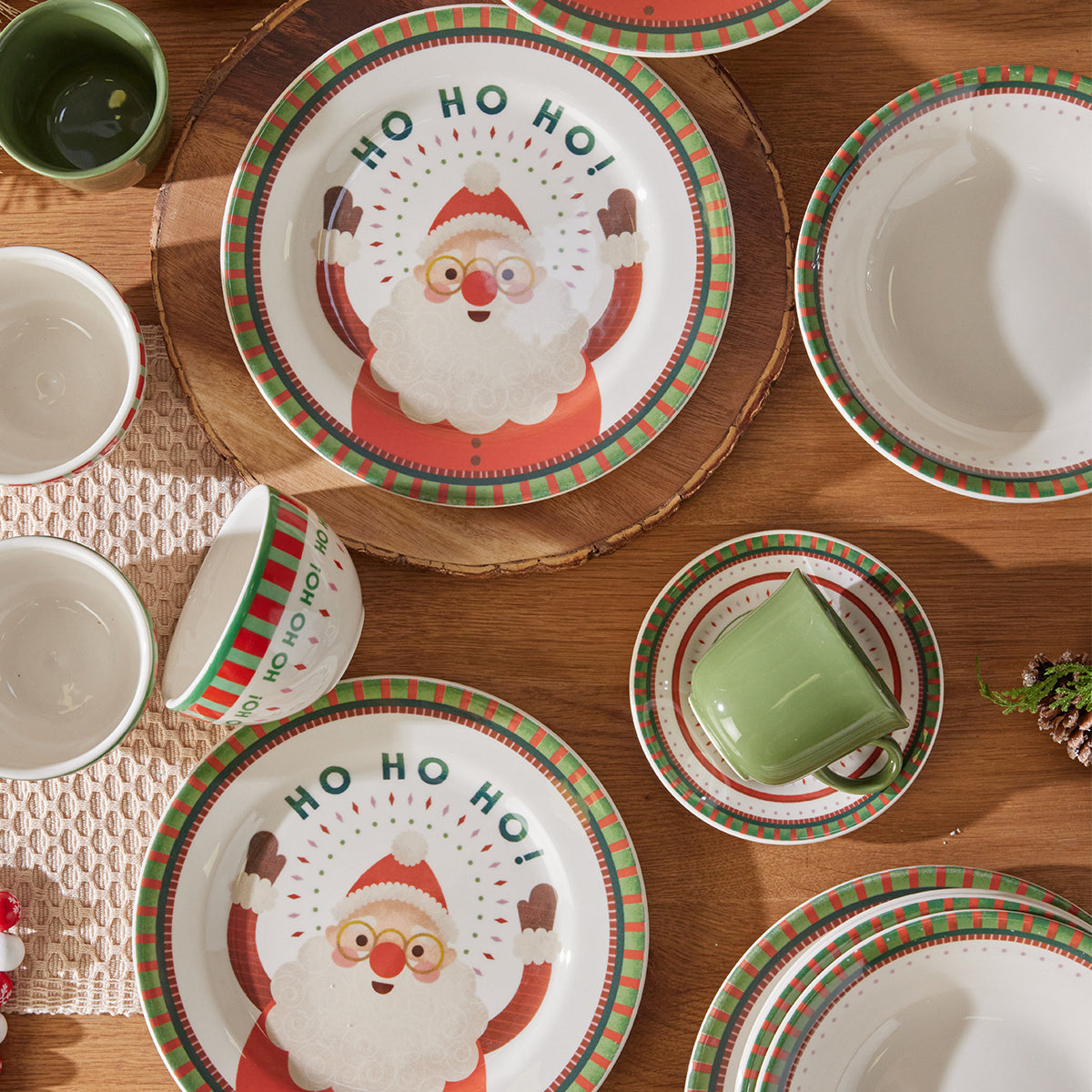 Ho Ho Ho. Vajilla Navideña CORONA 19 piezas: platos, pocillos y mini bowls con diseño de Santa