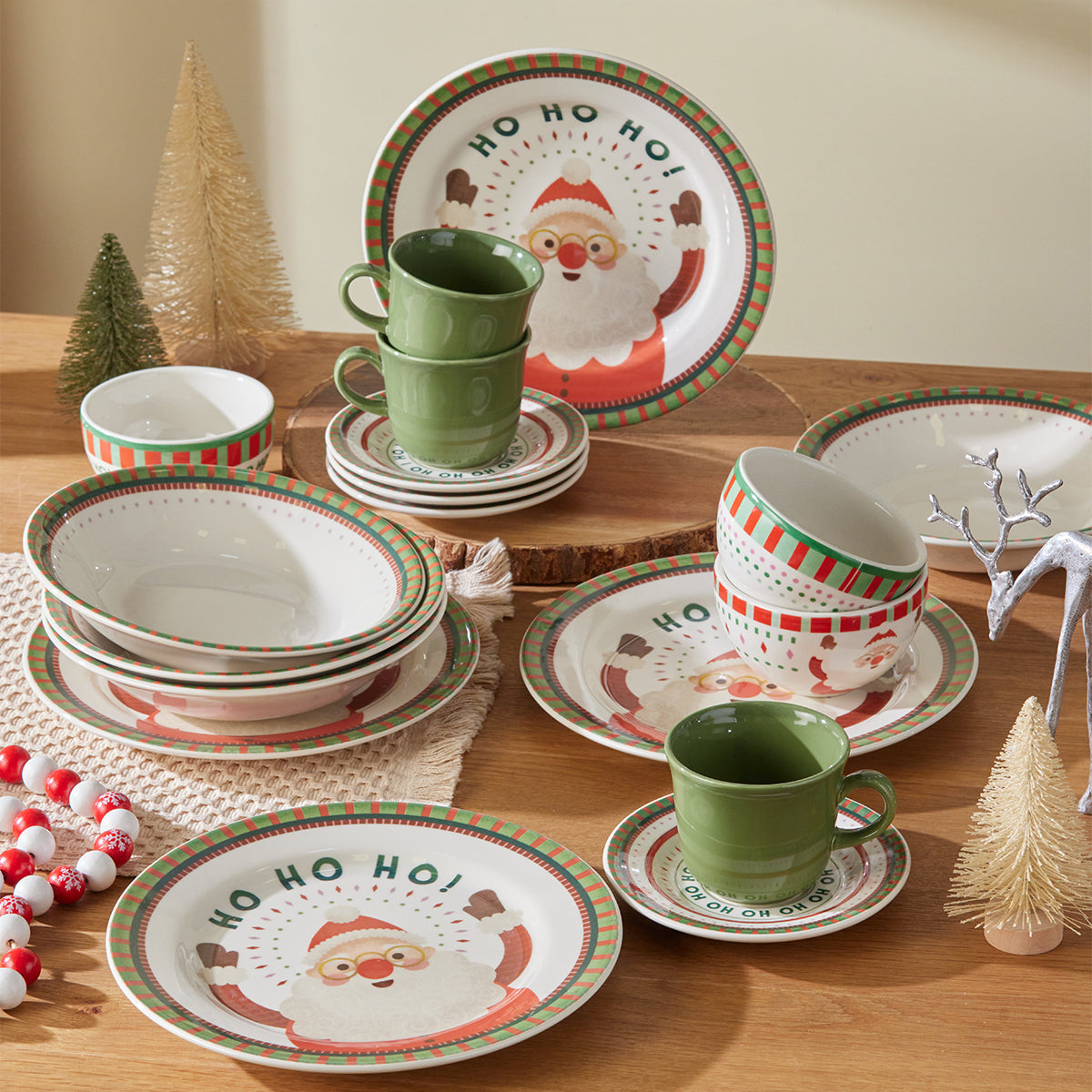 Ho Ho Ho. Vajilla Navideña CORONA 19 piezas: platos, pocillos y mini bowls con diseño de Santa