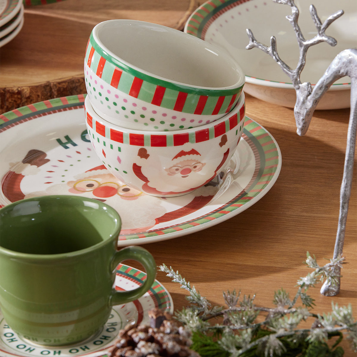 Ho Ho Ho. Vajilla Navideña CORONA 19 piezas: platos, pocillos y mini bowls con diseño de Santa