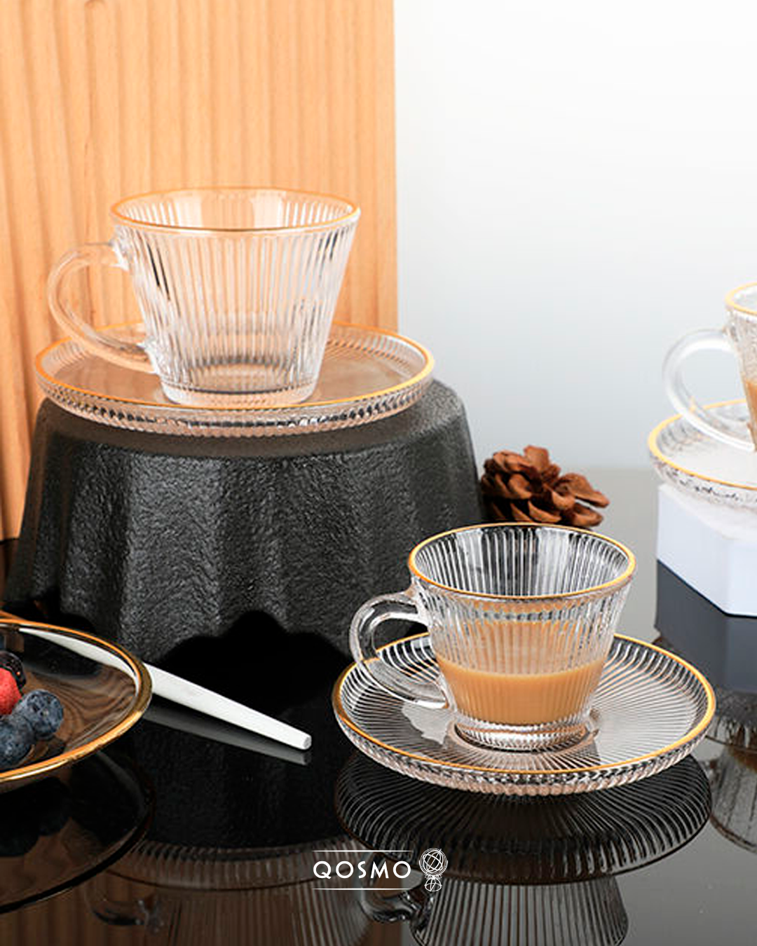 Set de taza y plato de vidrio con filos dorados, capacidad 185 ml - QOSMO PERU