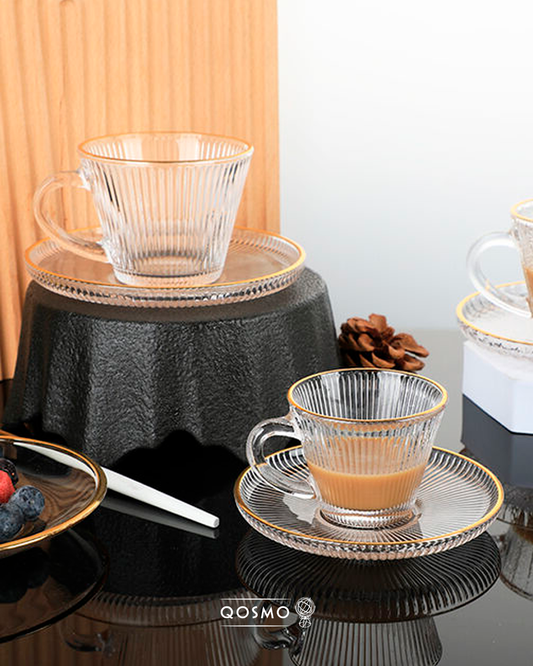 Set de taza y plato de vidrio con filos dorados, capacidad 185 ml - QOSMO PERU
