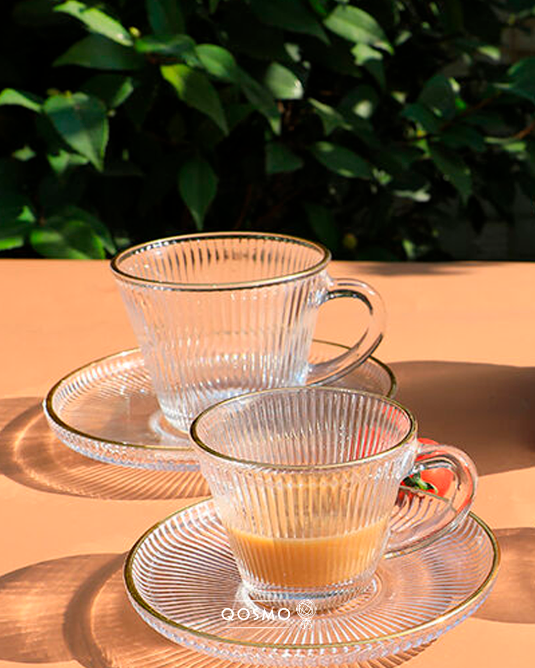 Set de taza y plato de vidrio con filos dorados, capacidad 185 ml - QOSMO PERU